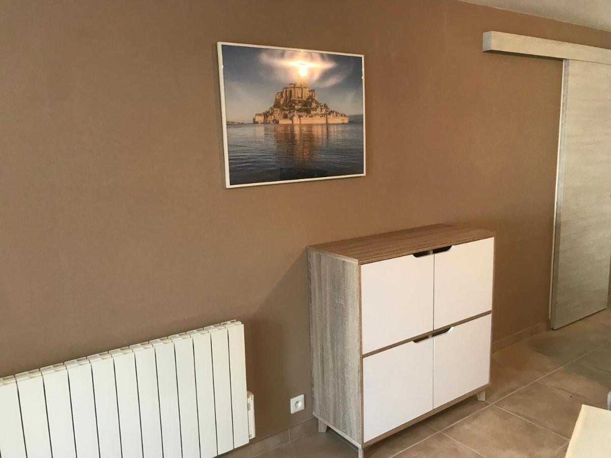 Hebergements Situes A 6 Kms Du Mont Saint Michel Tanis Exterior photo